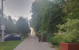 Подросток на электровелосипеде сбил женщину на тротуаре