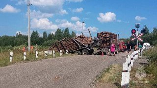 Серьезная авария: поезд столкнулся с КамАЗом в Кировской области