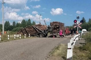 Столкновение грузовика с поездом в Верхнекамском округе