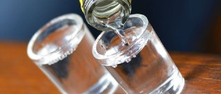 Сокращение населения и рост потребления алкоголя: неожиданная связь